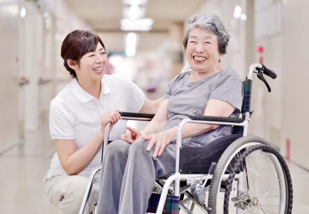 車椅子の老人と看護師