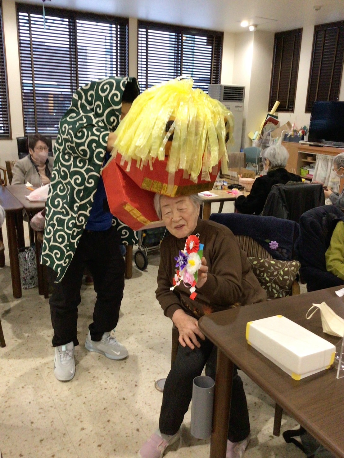 青森市デイサービス ポピーの新年会｜絵馬作り・工作・手作り獅子舞で無病息災